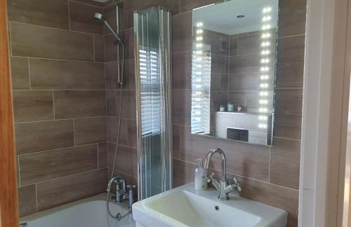 Routh 2-Bed Luxury Lodge Hot Tub & Lake View - Foto 5