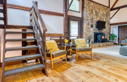 Historic Barn Retreat w Pool Pond Views Longview Pond Lodge by AvantStay - Foto 12