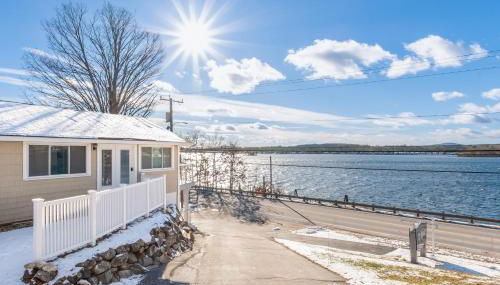 Steps to Beach Lake-View Laconia Getaway! - Foto 2