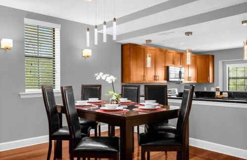 Cozy & Elegant 4BR Enchanted Townhouse - 1 Mile to Disney with Resort Pool, Gym, & Jacuzzi - Photo 6