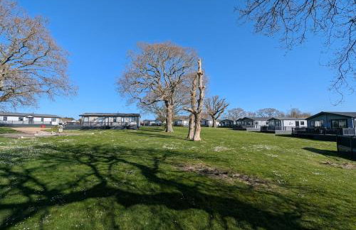 Relaxing Retreat with Hot Tub - Photo 5