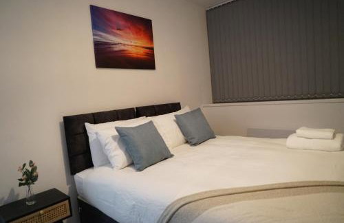 Modern 2 Bed Apartment, Desborough, Kettering, Sleeps 5, Free Parking, WIFI, Ideal for Contractors, Professionals, Families and Relocations - Photo 14