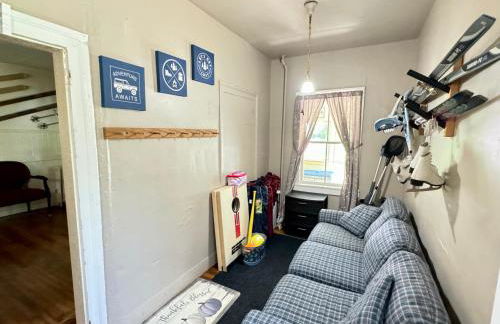 Berkshire Retreat Grand Home with Hot Tub and Large Yard, 5 mins from Jiminy Peak - Foto 25