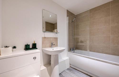 Stunning 2 bed apt with free parking close to CC - Foto 21