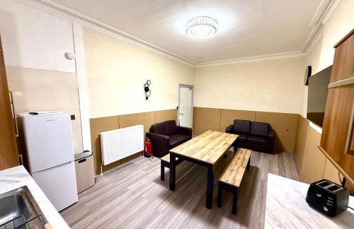 The Handy Hub Luxury Victorian Apartment - Fast WiFi & Central Edinburgh - Photo 26