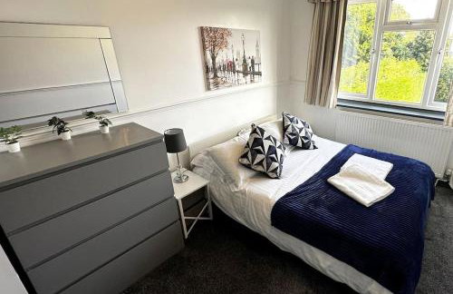 Green Haven Villa - 4BR Spacious House with Hot tub, Ample Parking, Air Condition, WIFI, Netflix, Patio & Garden - Foto 10