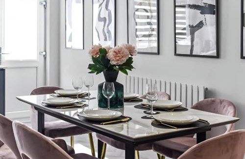 The Ultimate Hangout 4BR Modern House with Garden - Photo 12