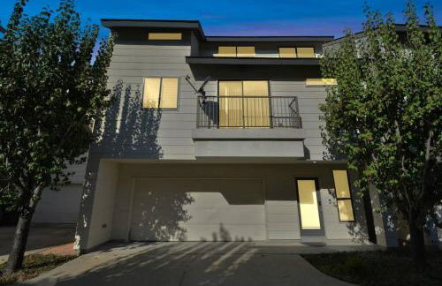 3BR/3.5BA Three Story East Downtown TownHouse with view - Photo 19