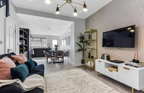 The Ultimate Hangout 4BR Modern House with Garden - Photo 10