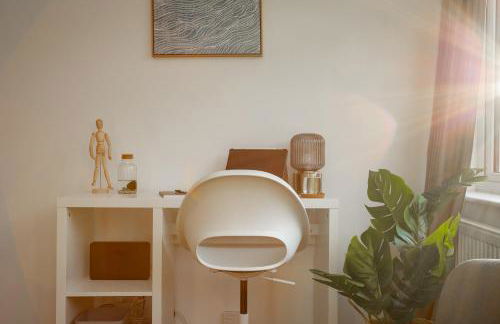 Doctors Lane- Modern 3 Bedroom Contractor Family House With Parking - Photo 15