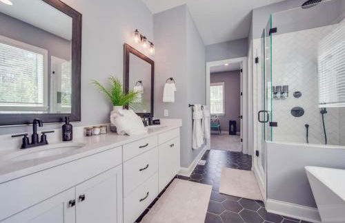 5BR Farmhouse Lake Retreat Pool Hot Tub Theater - Foto 20