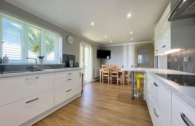 Gorgeous Spacious Bungalow Serene Garden Parking - Foto 3