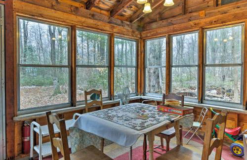 East Otis Reservoir Cabin with Porch - Walk to Lake! - Foto 4