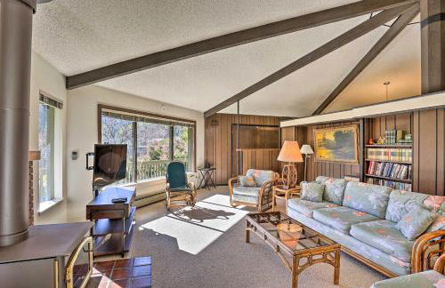 Woodsy Willow Creek Getaway with Pool and Deck! - Foto 1