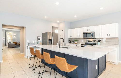 Family Retreat 6BR Villa with Private Pool, Spa & Theater near Disney - Foto 8