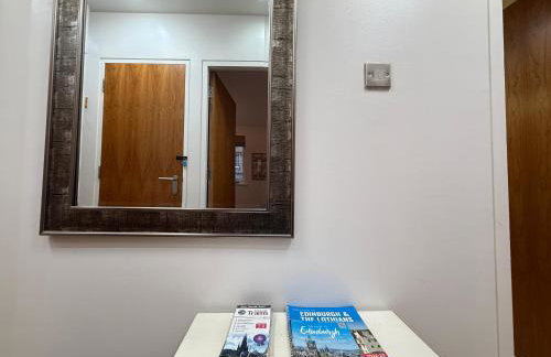 Holyrood Apartment with parking & lift access - Photo 23