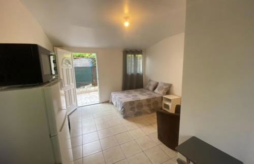 Apartment Sleeps 2 with On-Site Parking - Foto 6