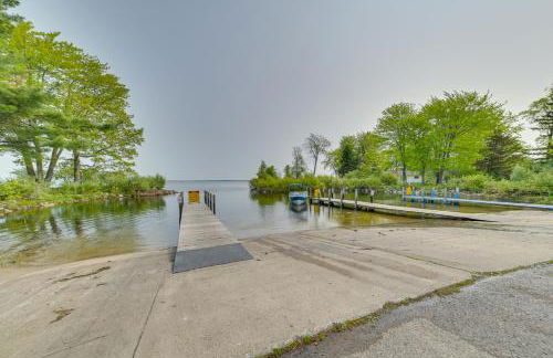 Cozy Houghton Lake Vacation Rental with Fireplace! - Foto 25