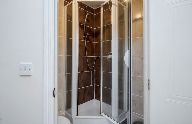 Captivating 3-bed Apartment in Grays - Photo 18