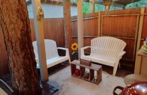 2BR Gated Escape With A Pool And Walk to Dining and Trails - Foto 24