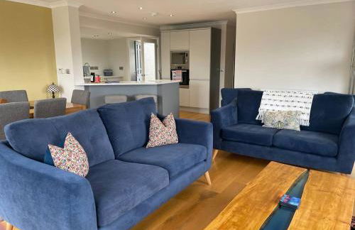 Lloret, Contemporary Retreat with Hot Tub & Waterside Views - Photo 8