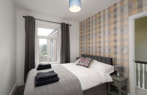 Spacious 3BR Home w Terrace - Ideal for Groups - Photo 4