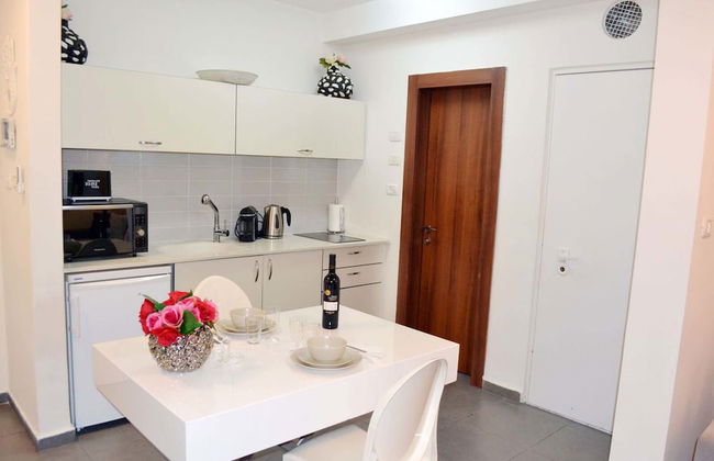 Classic 1BR in City Center near Beach by FeelHome - Photo 5