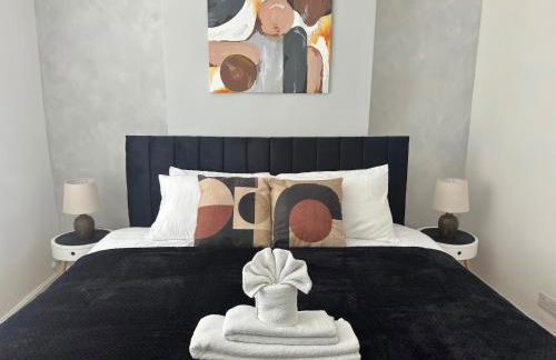 Central 4 Bed Home, FreeParking, 5TVs, Superfast WiFi - Photo 8