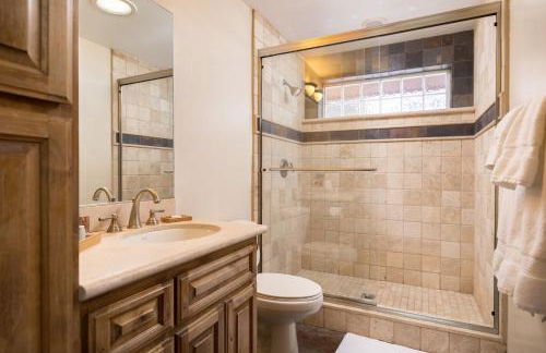 Big Bear Village View Haus is a large pet and kid friendly chalet with hot tub located a short walk to village - Foto 31