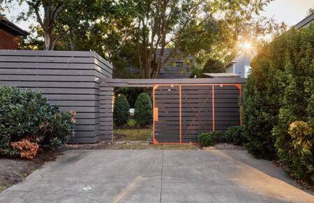 Chic 4BR with Fenced Yard, Walk to Dining, Parking, 5 Mins to Nissan Stadium, Less than 10 Mins to Broadway, Workspace, Parking, 24 Hr Hospitality, Great for Families - Foto 27