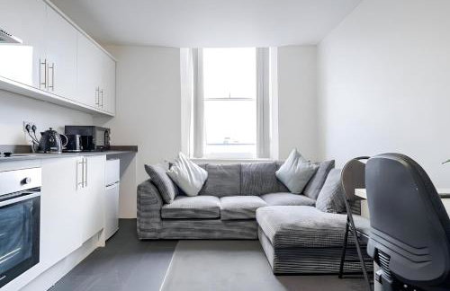 Stylish 3BR Derby Apartment - Sleeps 6, Central Location - Foto 13