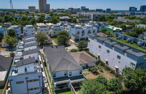 Uptown Modern with Private Patio & 1Gbps Wi-Fi - Foto 56