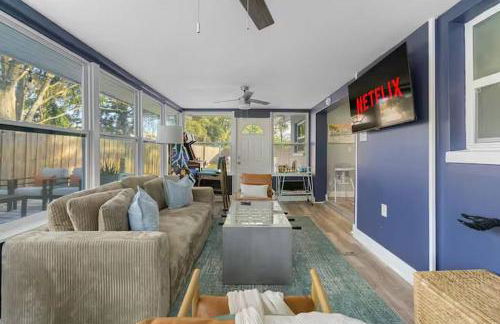 New listing~10 min to beach~Back yard fun~Pool - Foto 41