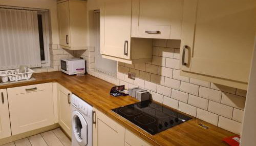 L & J ESCAPES- 4 BEDROOMs SUITABLE FOR CONTRACTORS AND FAMILIES- LARGE PRIVATE PARKING-10 MINUTES TO M6 JUNCTION 9 - Foto 3