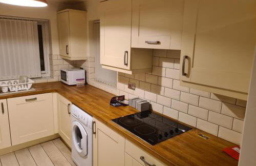 L & J ESCAPES- 4 BEDROOMs SUITABLE FOR CONTRACTORS AND FAMILIES- LARGE PRIVATE PARKING-10 MINUTES TO M6 JUNCTION 9 - Foto 3