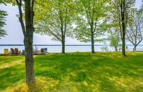 Waterfront Torch Lake Cottage with Dock and Fire Pit! - Foto 26