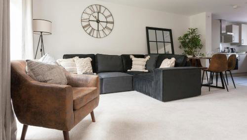 Runcorn Spacious Modern 3 bedroom House, 4 beds, On site Parking, Long stay deals - Foto 2