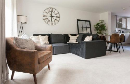 Runcorn Spacious Modern 3 bedroom House, 4 beds, On site Parking, Long stay deals - Foto 2