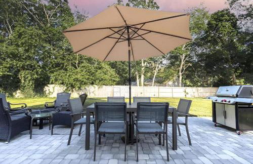 Renovated & Sophisticated Home Near Beach & Shops! - Photo 12