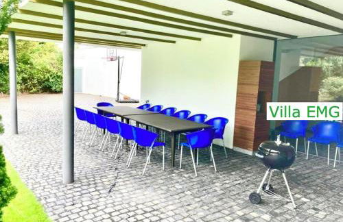 Luxus Design Ferienhaus Villa EMG Bensheim nah Frankfurt, Heidelberg mit Sauna, Schwimmteich, Garten für Familien und Gruppen bis 17 Personen - Foto 42