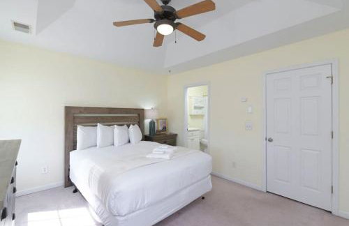 Cozy 2BR Home Near Ft Jackson - Photo 28