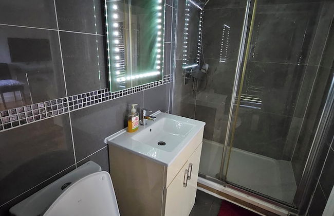 SnoozeDen Westmead – Windsor Castle & Legoland - Foto 40