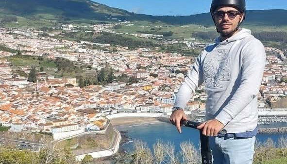 Un turista in segwey in posa da un punto panoramico