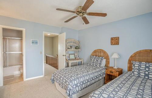 NEW LISTING! Two Bedrooms in A Building with Marsh and Ocean Views - Foto 33