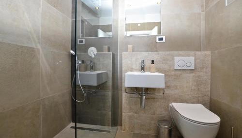 Black & White Studios - Photo 5, Shower