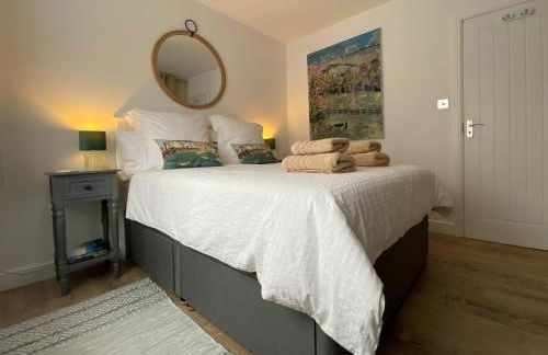 Two Sails Brixham - Spacious modern family seaside home - parking - wood-burner - dog friendly - Photo 21