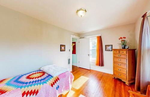 Yard, Porch and Fire Pit! Century-Old Hebron Escape - Foto 20