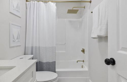 Elegant Updated Oceanfront Home with Pool & Hot Tub - Photo 78