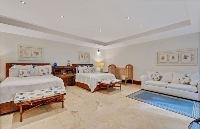 Magnificent Eight Bedroom Holiday Home - Photo 33