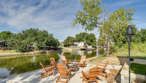 Waterfront Granbury Home with Electric Fireplace! - Foto 2